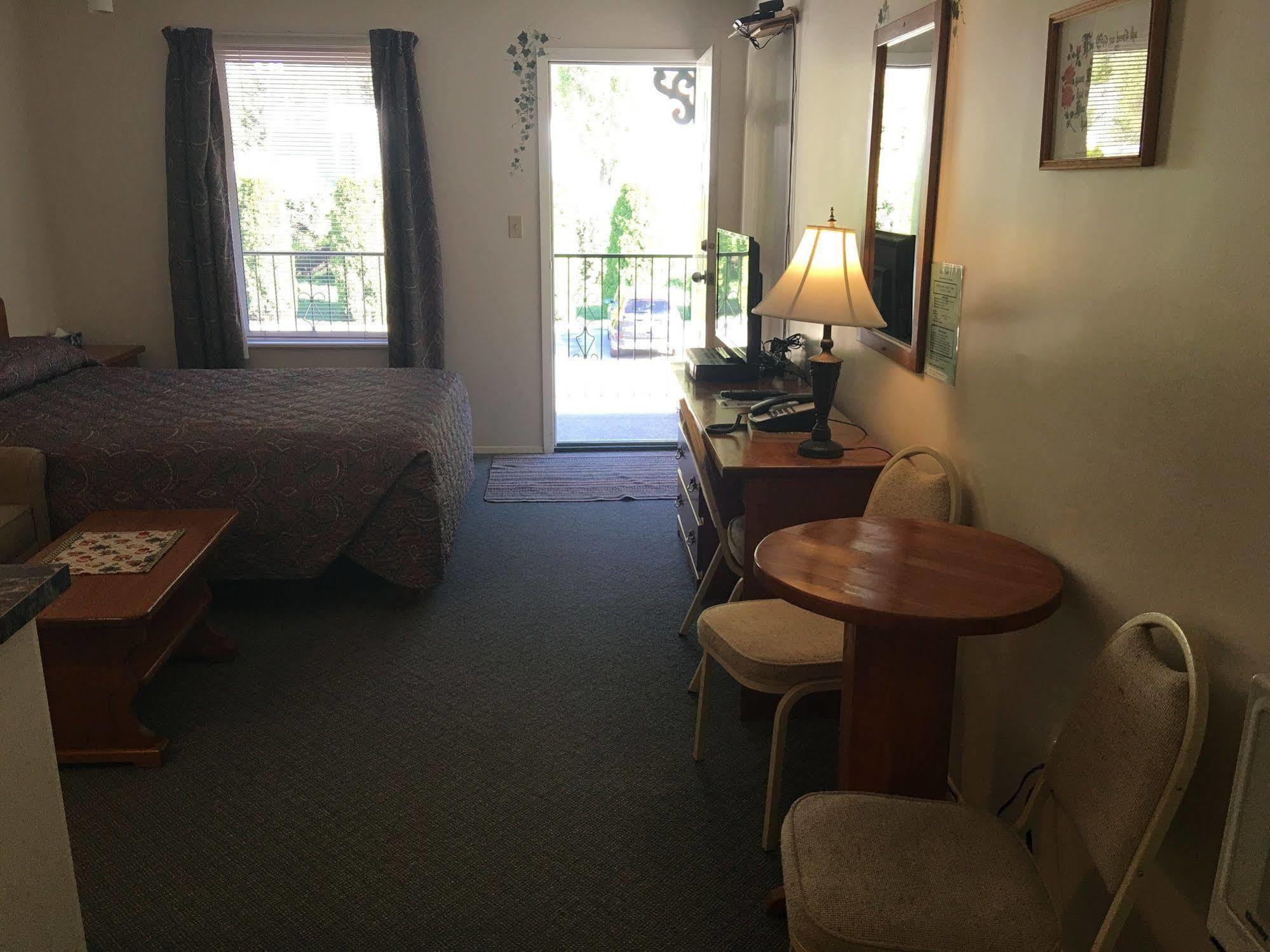 Chase Country Inn Экстерьер фото